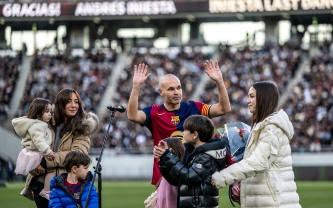 O espanhol Andrés Iniesta, junto com sua família, se despede do público japonês durante partida de lendas entre Barcelona e Real Madrid, em Tóquio, no dia 15 de dezembro de 2024