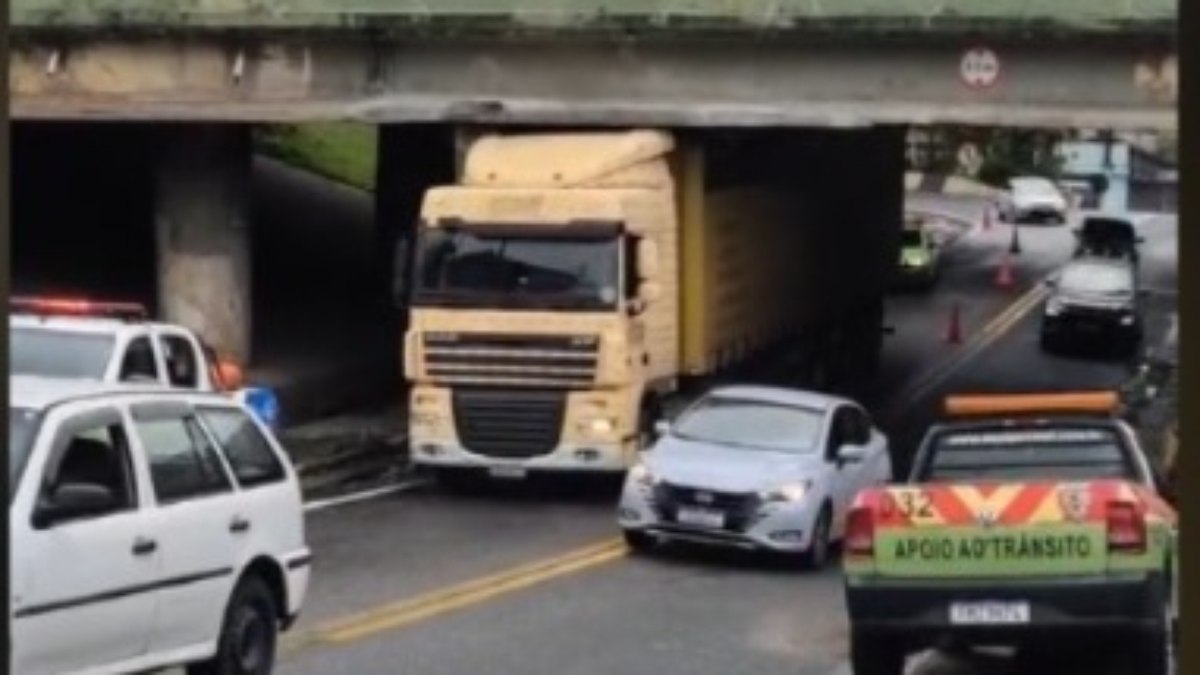 Carreta fica presa em viaduto e bloqueia acesso ao Jabaquara (SP) - Foto