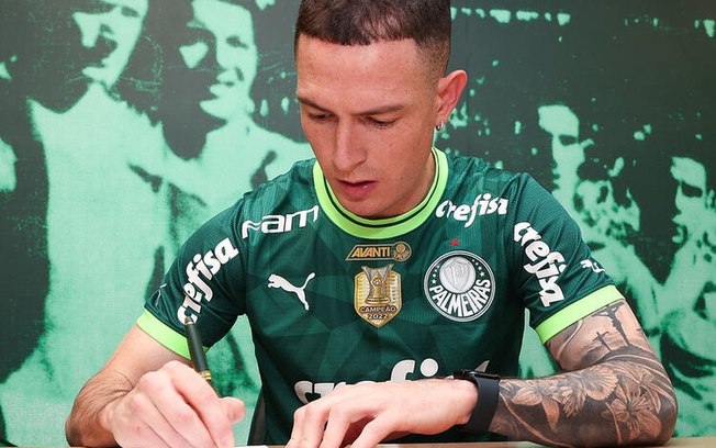 Aníbal assinando contrato com o Palmeiras