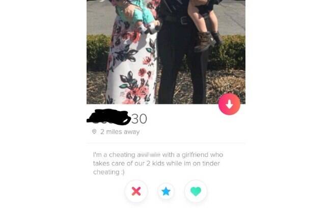 Essa namorada colocou uma foto da família no perfil do parceiro, mostrando o casal com seus dois filhos