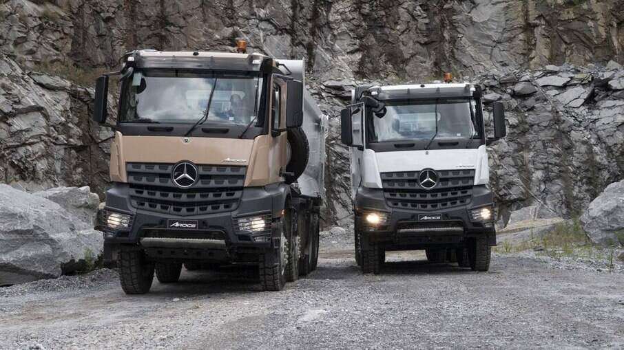 Mercedes-Benz Arocs 8x4 vem com motor de 13 litros de cilindrada  que rende 510 cv e brutais 244,7 kgfm de torque 