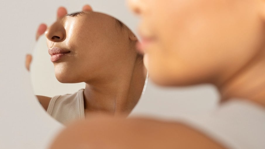 Não lê rótulos de cosméticos? Esse e outros hábitos cotidianos podem afetar a saúde da pele