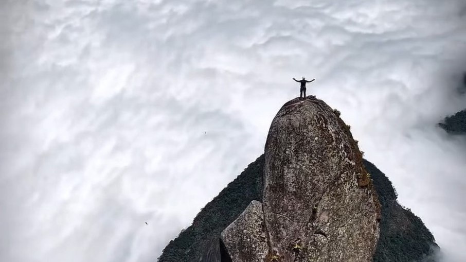 Ramon Ribeiro no topo da Agulha do Diabo, no Rio de Janeiro Ramon Ribeiro no topo da Agulha do Diabo, no Rio de Janeiro