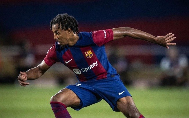Jules Koundé se torna desfalque no Barcelona Jules Koundé se torna desfalque no Barcelona