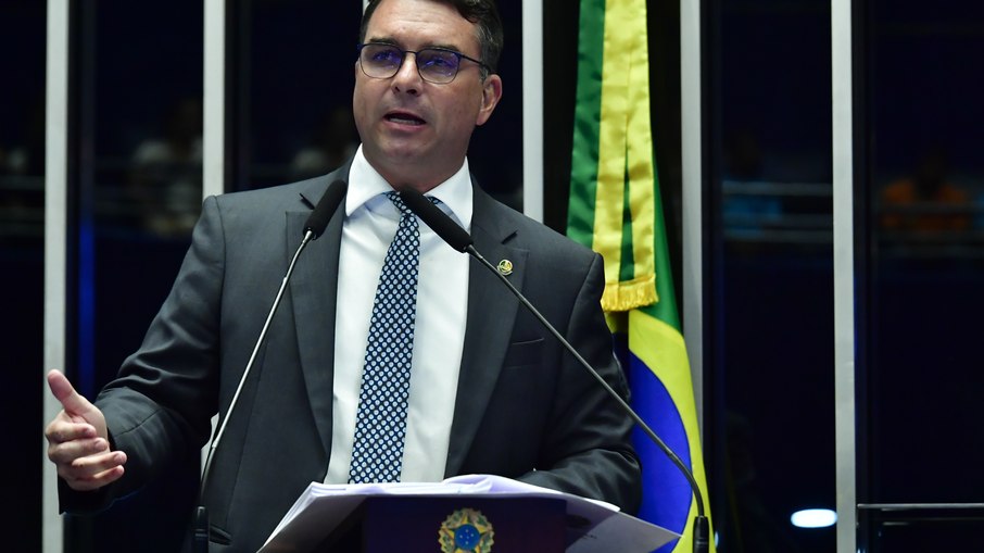 Flávio Bolsonaro (PL-RJ) (foto) Em discurso, à tribuna, durante sessão deliberativa ordinária no plenário do Senado