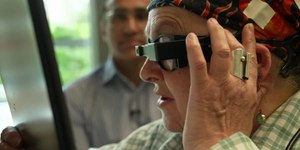 Pessoas com deficiência visual voltam a ler com implante ocular