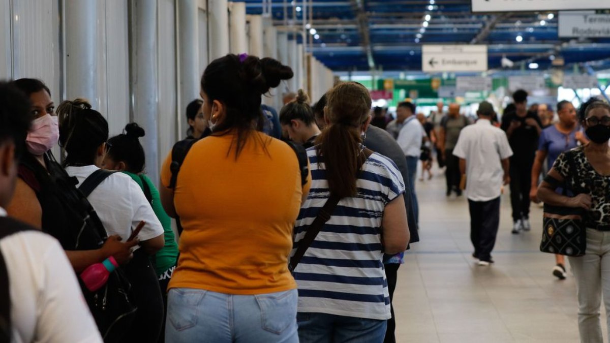 Passageiros aguardam no embarque da estação Palmeiras-Barra Funda, linha 3 do Metrô, durante a greve dos metroviários em São Paulo