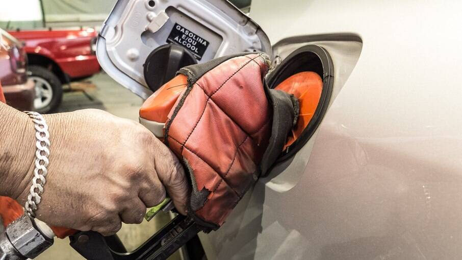 A gasolina vai subir 7% nas refinarias e o diesel, 9%