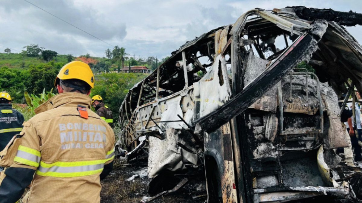 Bombeiros aguardam chegada de guincho para continuar o resgate das vítimas