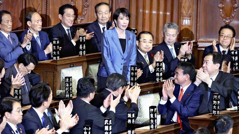 Sanae Takaichi foi eleita pelo parlamento japonês Sanae Takaichi foi eleita pelo parlamento japonês
