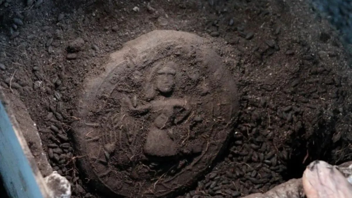 Pães de comunhão de 1.300 anos com imagem de Cristo são achados na Turquia.