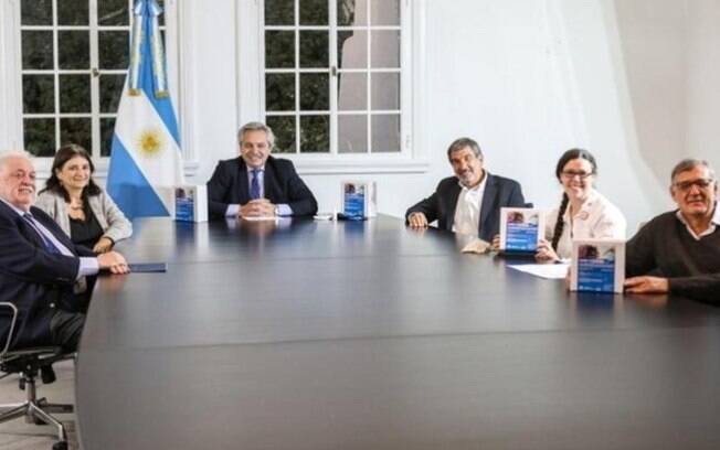 Presidente Alberto Fernández se reúne a ministros da Saúde e da Ciência e Tecnologia para anunciar criação de teste rápido para Covid-19