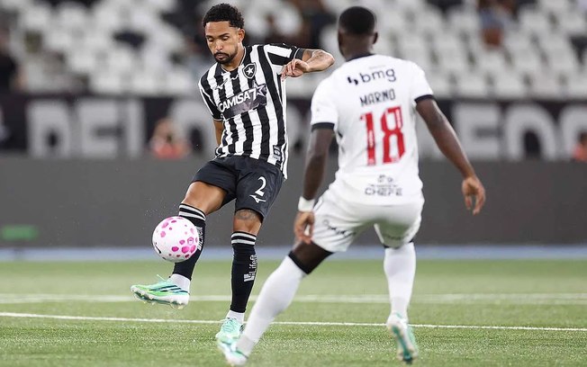 Chaves sobe para cabecear. Ele foi titular contra o Vasco 