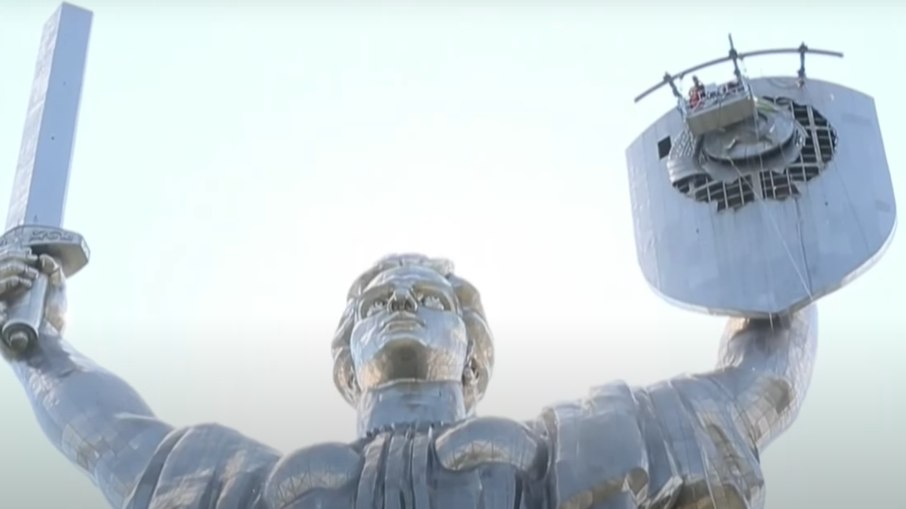 Ucrânia removeu emblema soviético de monumento em Kiev