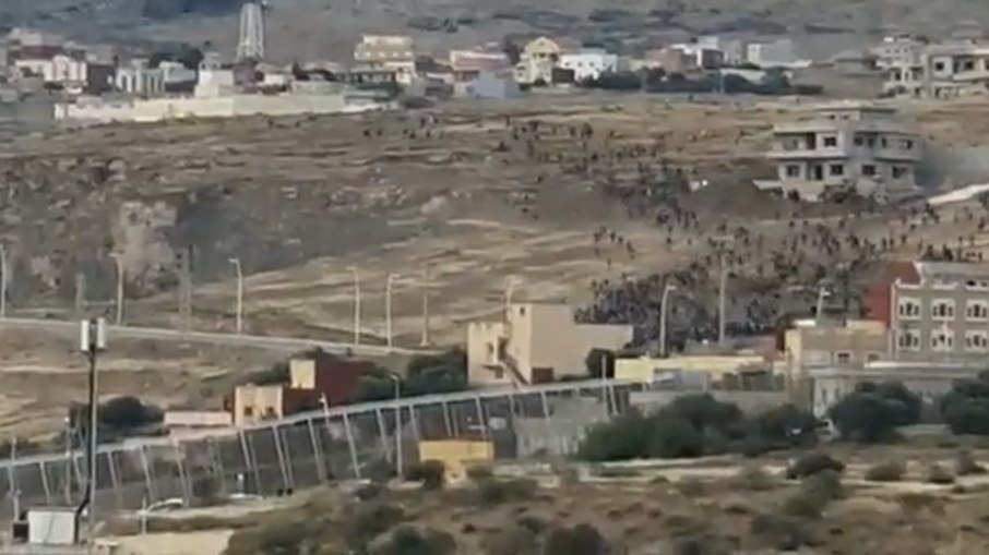Cerca de 2 mil pessoas se aproximaram da barreira de Melilla no início da manhã