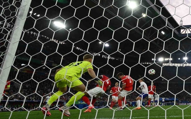 Momento do gol contra marcado pelo zagueiro Wöber - Foto: Alberto Pizzoli/AFP via Getty Images