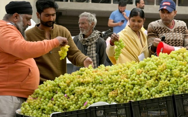 Vendedor de uvas na cidade indiana de Amritsar