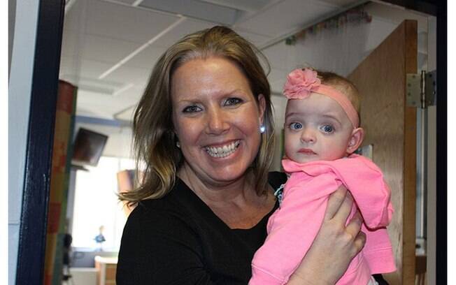 Liz Smith, enfermeira, adotou a pequena Gisele após a recém-nascida passar cinco meses internada sem receber visitas