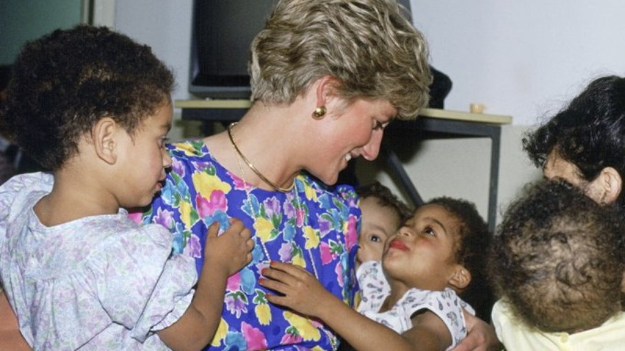 Princesa de Gales em um abrigo para crianças abandonadas em São Paulo, Brasil, em abril de 1991.Várias das crianças acolhidas no local conviviam com o vírus HIV ou AIDS, em uma época de forte estigma social em relação à doença