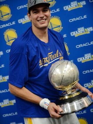 Anderson Varejão com o troféu da Conferência Oeste da NBA