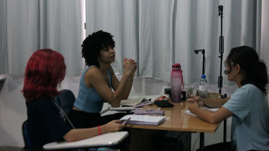 Estudantes terão 12 horas para desenvolver soluções para empresas, com chance de estágio para os grupos vencedores Estudantes terão 12 horas para desenvolver soluções para empresas, com chance de estágio para os grupos vencedores
