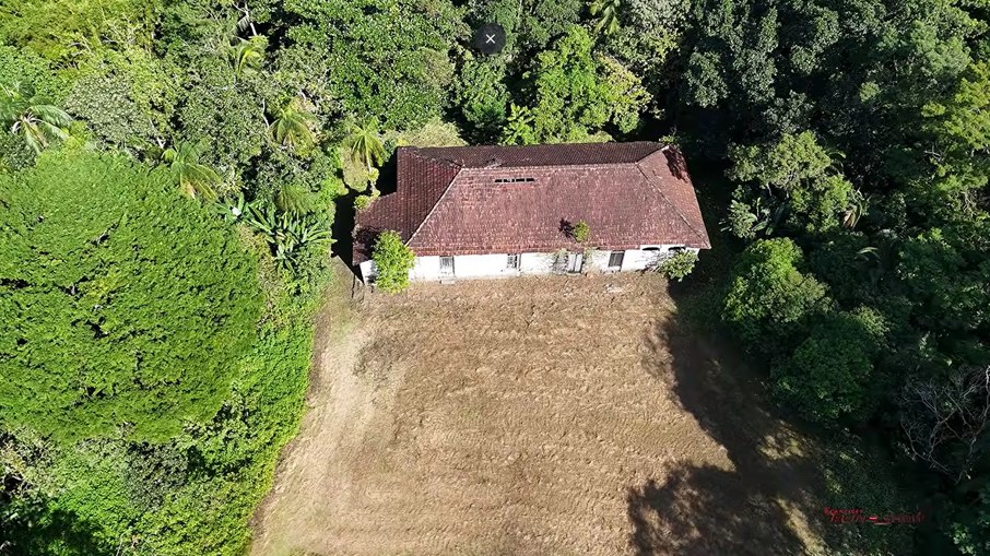 Casarão abandonado no meio da Serra do Mar Casarão abandonado no meio da Serra do Mar