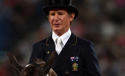 Atleta olímpico é suspenso por chicotear cavalo brutalmente; veja