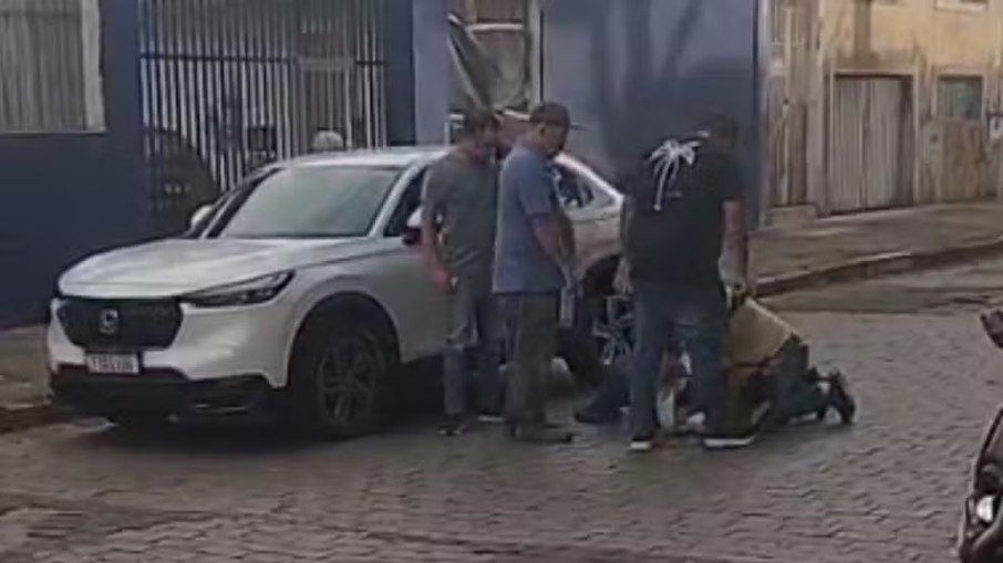 O trio entrou em luta corporal com o condutor, e a briga aconteceu em plena via pública, chamando a atenção de quem passava pelo local O trio entrou em luta corporal com o condutor, e a briga aconteceu em plena via pública, chamando a atenção de quem passava pelo local