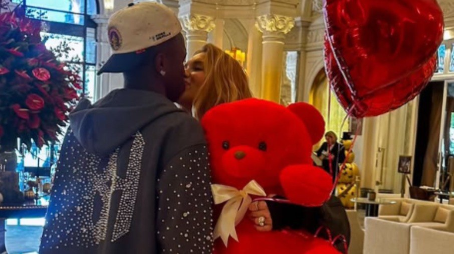 Vini Jr. e Virginia se beijam