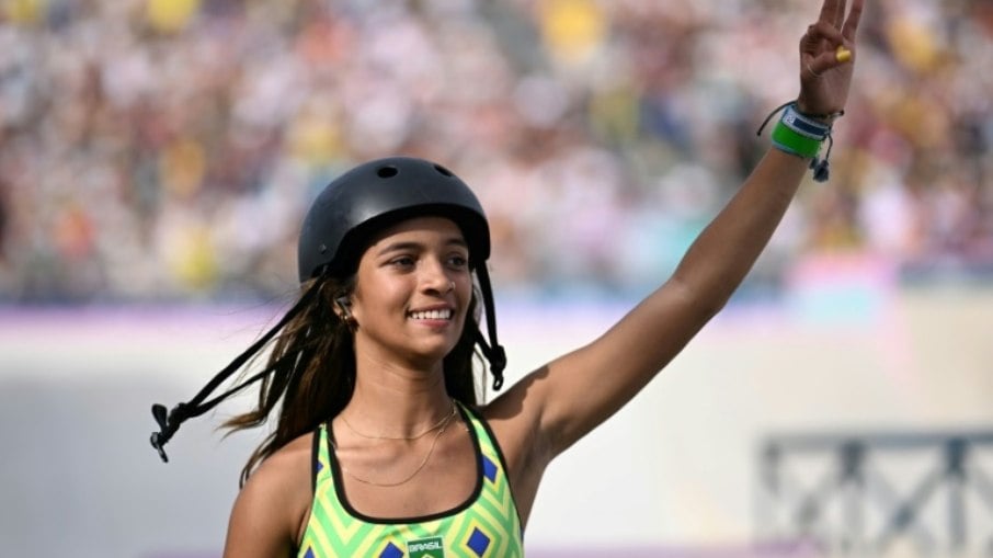 Rayssa Leal durante a competição de skate street dos Jogos de Paris 