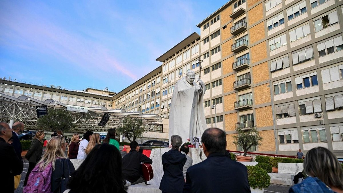 Pessoas rezando e aguardando na praça em frente ao Hospital Gemelli (ANSA)