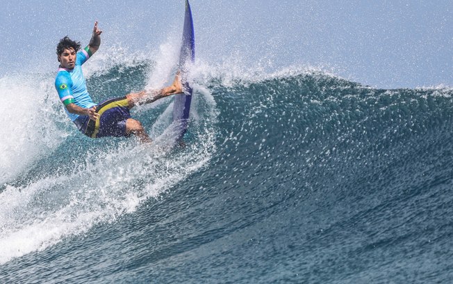 Gabriel Medina vence peruano e leva bronze no surfe para o Brasil