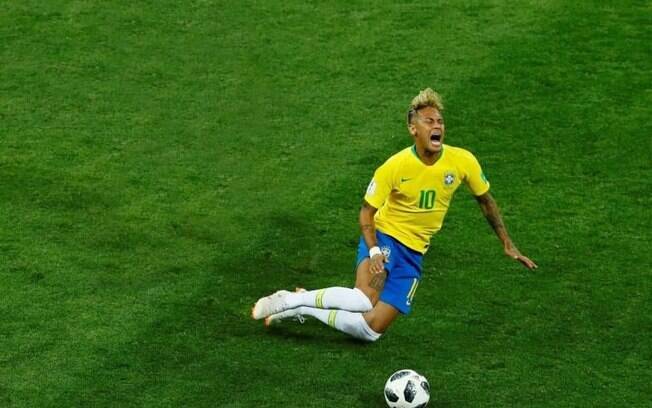 A cena de Neymar rolando na Copa ganhou memes nas redes sociais