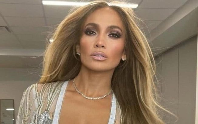 Jennifer Lopez mantém aliança de casamento com Ben Affleck