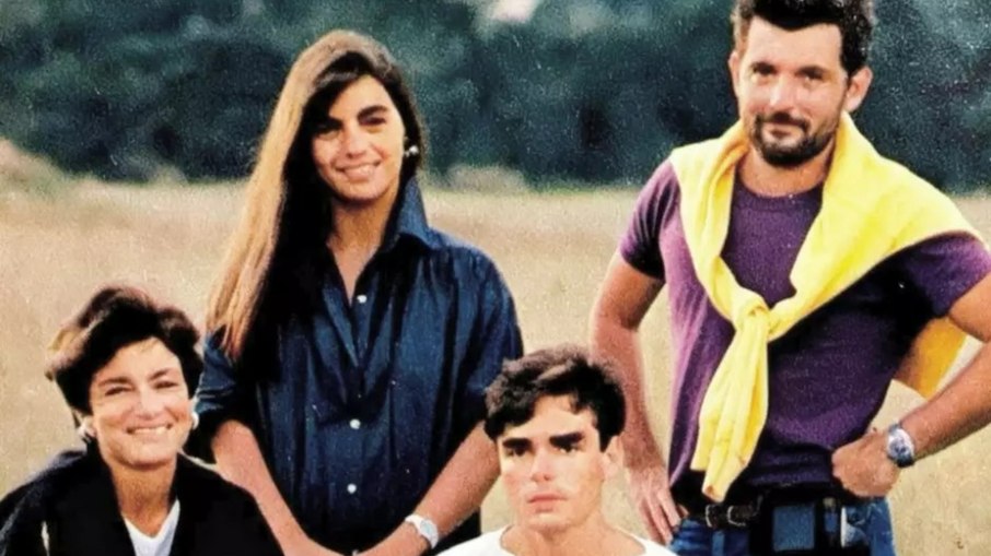 Filha de Nair Bello ao lado de amigos