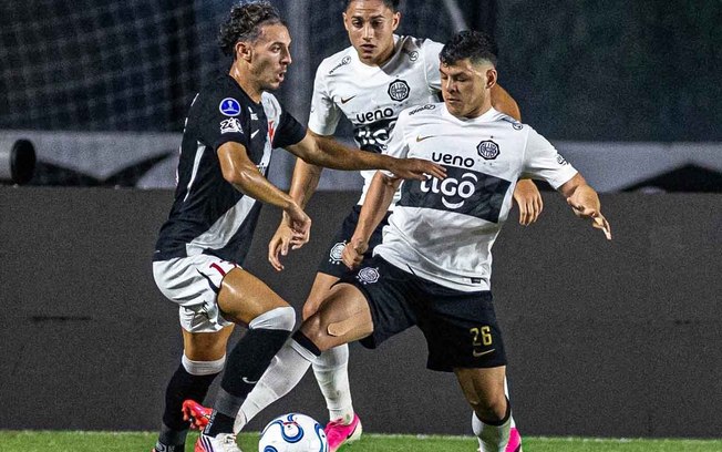 Jogadores de Vasco e Olimpia em disputa de bola em São Januário