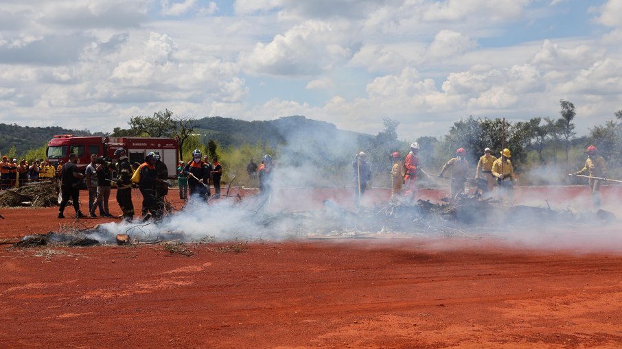 Treinamento de combate a incêndios realizado pela Defesa Civil e bombeiros em Franco da Rocha, região metropolitana de São Paulo, em 2 de abril.