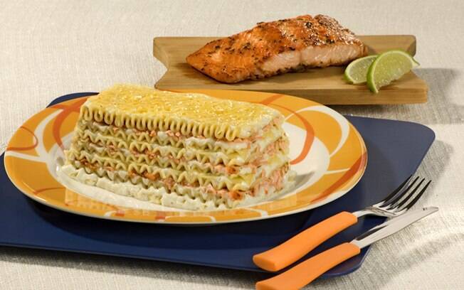 A lasanha de salmão com ervas é uma ótima pedida quando o assunto é almoço em família durante a Páscoa