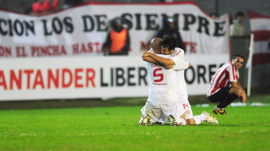 Em 2010, um gol agônico de Giuliano tirou o Estudiantes das semis da Libertadores Em 2010, um gol agônico de Giuliano tirou o Estudiantes das semis da Libertadores
