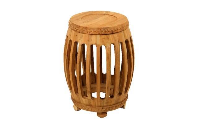 O tamborete ‘Seat Garden Yokel’, fabricado com madeira e vendido na Maria Pia Casa, pode ser utilizado como mesa de apoio, banco e suporte para flores