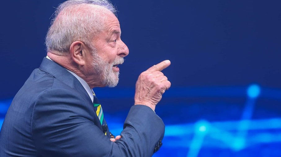 Ex-presidente Lula (PT) durante o primeiro debate do segundo turno, organizado pela Band, TV Cultura, Folha e UOL