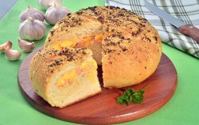 Pão de alho: 4 versões que vão deixar seu churrasco ainda melhor