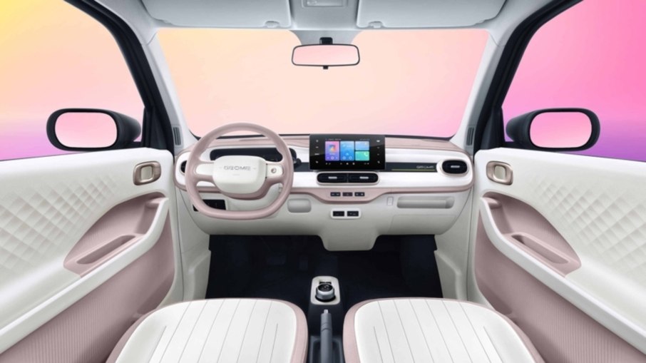 Interior do Geely Panda Mini aposta em acabamento claro e cabine simples para uso urbano.