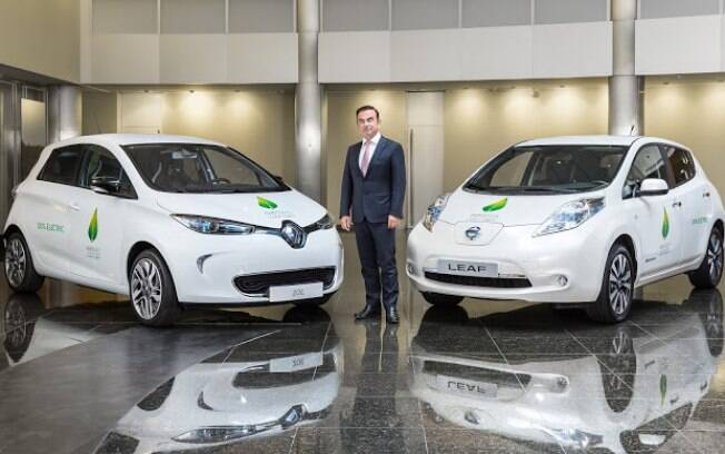 Carlos Ghosn, ex-presidente, ao lado dos compactos Zoe e Leaf, que compõem a linha elétrica da Aliança Renault-Nissan