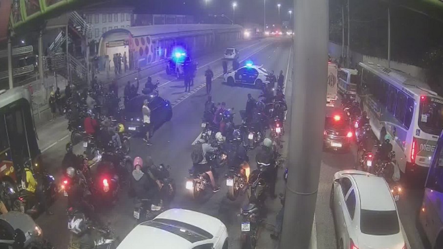 Avenida Brasil fechada pela PCERJ, na manhã desta terça (10)