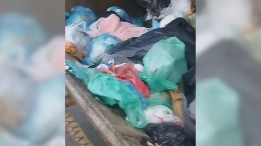 Bebê é encontrado morto em tambor usado para guardar lixo Bebê é encontrado morto em tambor usado para guardar lixo