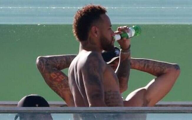 Neymar bebe cerveja em festa