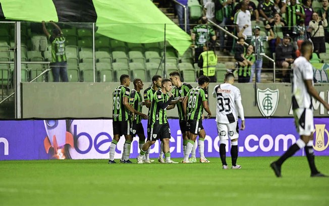 Jogadores do Ampérica festejam um dos gols sobre a Ponte Preta