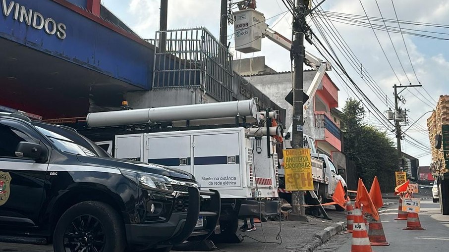 O proprietário do estabelecimento deve responder pelo crime de furto de energia, previsto no Artigo 155 do Código Penal Brasileiro. O proprietário do estabelecimento deve responder pelo crime de furto de energia, previsto no Artigo 155 do Código Penal Brasileiro.