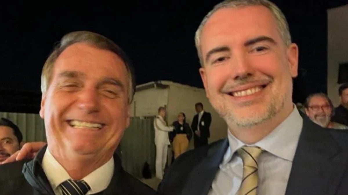 Jair Bolsonaro e André Tavares sorrindo